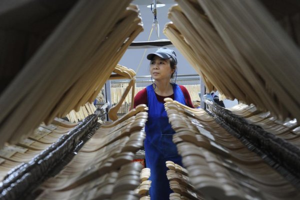 证券股票配资 中国经济样本观察·“镇”了不起｜为衣做架，“挂”出来的80亿元“衣架产业”